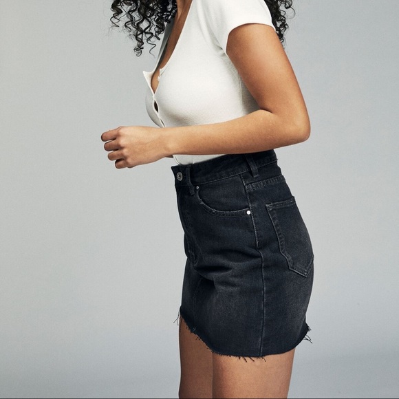 NWT Cotton On Classic Denim Skirt Super Washed Black Distressed Hem SIZE 4 (US) - Picture 3 of 9